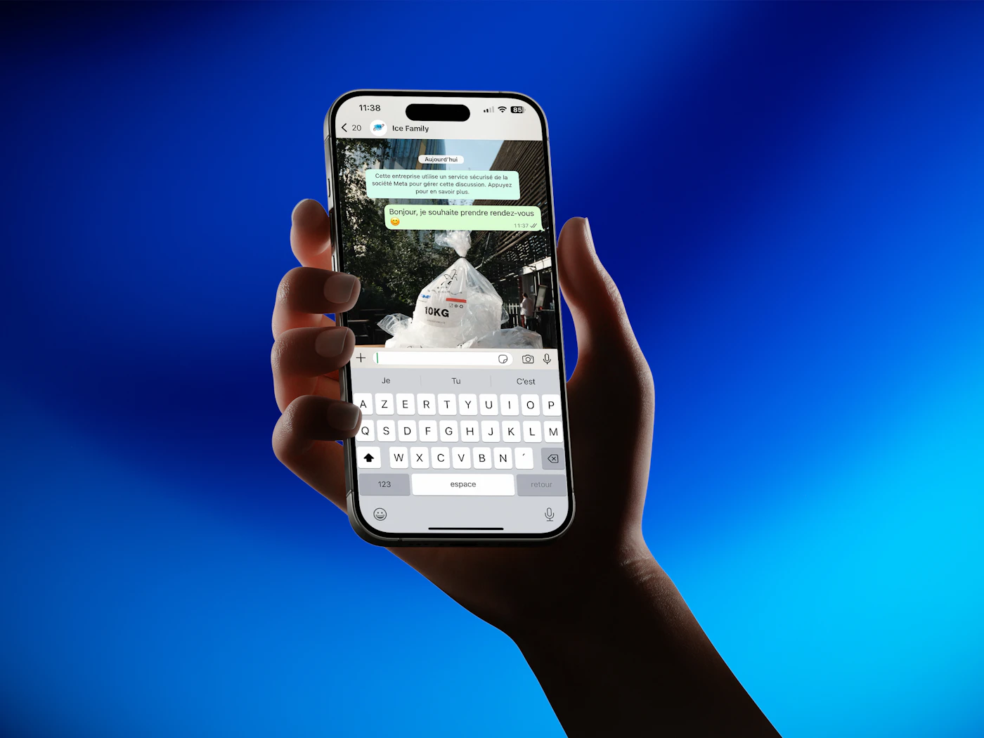 Celular com conversa de WhatsApp aberta, representando atendimento automatizado.